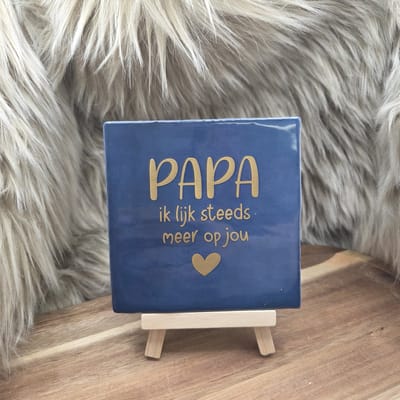 Robuust Wenstegeltje Papa ik lijk steeds meer op jou – Hip trendy tegeltje – Uniek Cadeau voor papa, vaderdag of zomaar – Stijlvolle Woondecoratie met Boodschap – Trendy nu – Decoratief Tegeltje met Standaard – Cadeau Idee