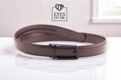 Bruine 150 cm lange lederen riem zonder gaatjes met automatische gesp voor heren met een maatje meer ( Model N076 )