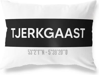 Tuinkussen TJERKGAAST - FRIESLAND met coördinaten - Buitenkussen - Bootkussen - Weerbestendig - Jouw Plaats - Studio216 - Modern - Zwart-Wit - 50x30cm