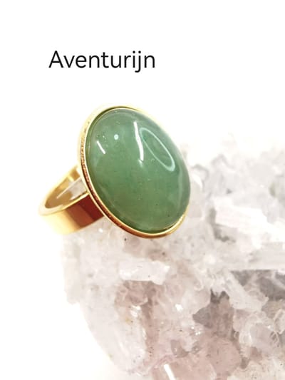 Ring - edelsteen - Aventurijn - ovaal - Goudkleurig - RVS - maat 18 - Edelsteen ringen zijn niet alleen prachtige sieraden, maar ook dragers van diepe betekenis en symboliek.