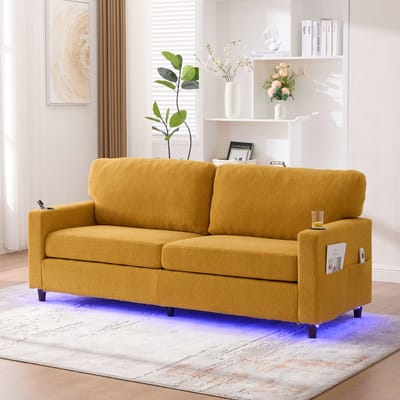 Moderne tweepersoonsbank van chenille met USB-C-poort, ledverlichting, bekerhouders en zijvakken. Frame van hout en metaal met comfortabel schuim. Ideaal voor de woonkamer, slaapkamer of kantoor. Mosterdgeel.