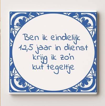 Grappige Werkjubileum Tegel 15x15cm – “Ben ik eindelijk 12,5 jaar in dienst krijg ik zo’n kut tegeltje” – Hilarische Blauwe Keramische Tegel voor Collega’s of Kantoor Decoratie