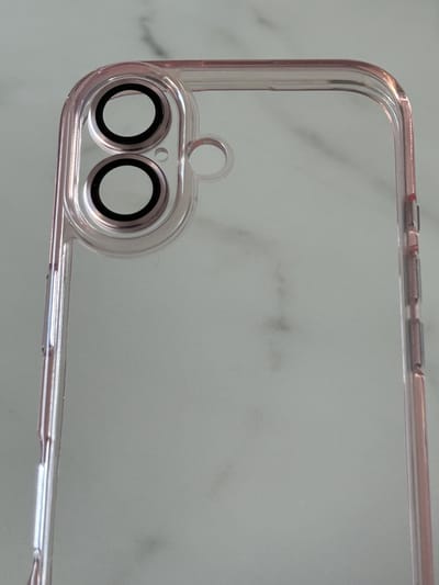 Anti-Yellow TPU/PC Hoesje - Geschikt voor iPhone 16 - Met Cameralens Glas Bescherming – Transparant/Roze – 2.5mm Dikte