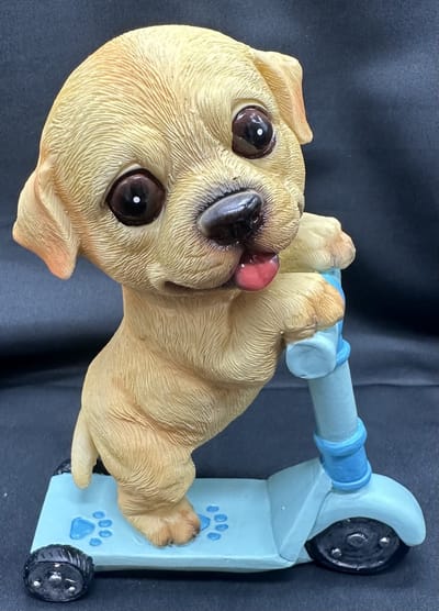 Decoratief beeld "Hond op step" - Meerkleurig - Hoogte 16 x 13 x 11 cm - polyresin - Decoratieve beeldjes - Woonaccessoires