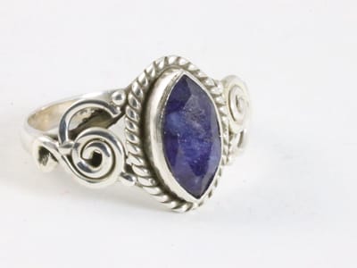 Fijne bewerkte zilveren ring met blauwe saffier - maat 17