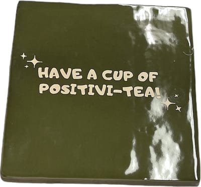 Hippe tegeltje met tekst: Have a cup of positive tea | Olijfgroen met beige | Gepersonaliseerde cadeau | Hippe Spreuktegel | Nieuwe woning cadeau | Housewarming cadeau | Quote tegeltje met Thee tea