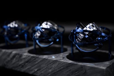 Triple Tourbillon horlogeopwinder in grijs Emperador marmer en blauw stalen ringen - Elbrus Horology - Gyrowinder Orbit Watch Winder