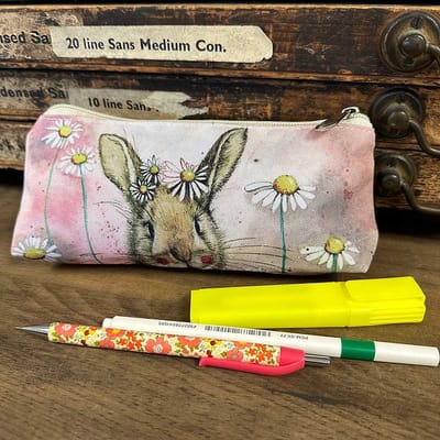 Alex Clark Pencil Case Rabbits and Daisies ~ Pennenetui Konijn
