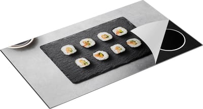 Chefcare Inductie Beschermer Sushi Rolls op een Grijze Achtergrond - 95x50 cm - Afdekplaat Inductie - Kookplaat Beschermer - Inductie Mat