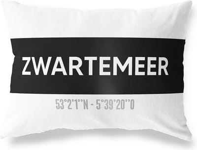 Tuinkussen ZWARTEMEER - DRENTHE met coördinaten - Buitenkussen - Bootkussen - Weerbestendig - Jouw Plaats - Studio216 - Modern - Zwart-Wit - 50x30cm