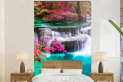 Behang - Fotobehang Waterval - Zon - Bomen - Regenboog - Natuur - Breedte 195 cm x hoogte 300 cm