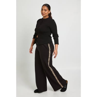 boohoo Dames Plus Zijstreep Leopardprint Joggers met Wijde Pijpen | Zwart | Maat: 54