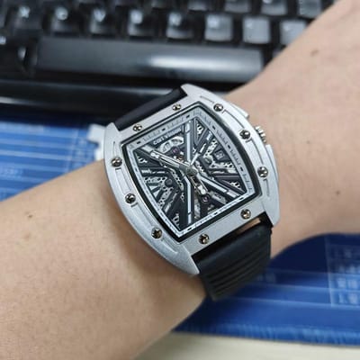 Montre mécanique lumineuse étanche creuse en forme de tonneau de vin pour homme gray