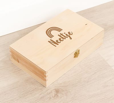 Houten kistje 'Neeltje' Regenboog - Tekenkist - Herinneringsdoos - Kraamcadeau - Knutseldoos - Memorybox - Baby - Geboorte