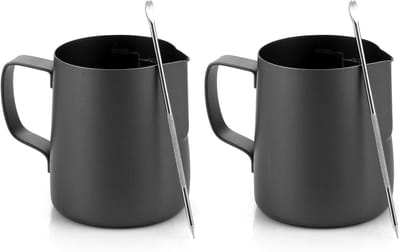 Set van 2 Melkkannen van RVS, 350 ml, Zwarte Kannen met Maatvoering en Latte Art Pen voor Perfecte Espresso en Cappuccino