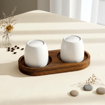 Ovaal dienblad voor zout- en pepermolen van acaciahout met reinigingsborstel, perfect voor keukenaccessoires en tafelsetting, binnendiameter 6,3 cm, 15 x 7,5 cm