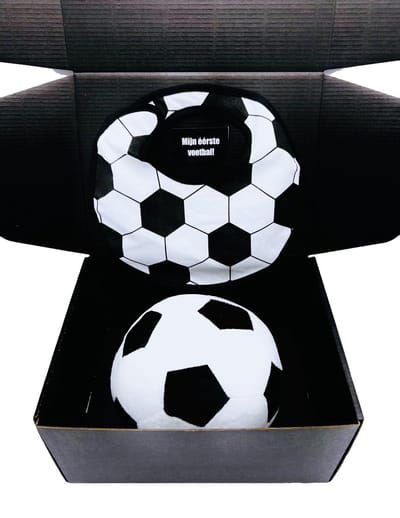 Kraamcadeau jongen - mijn eerste voetbal met voetbal slabbetje - geboortegeschenk jongen - rechtstreeks opsturen als cadeau ook mogelijk