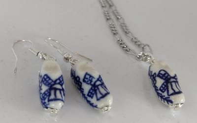 Oorbellen en kettinkje kleine fijne handgeschilderde Delfts blauwe klompjes, souvenir Holland