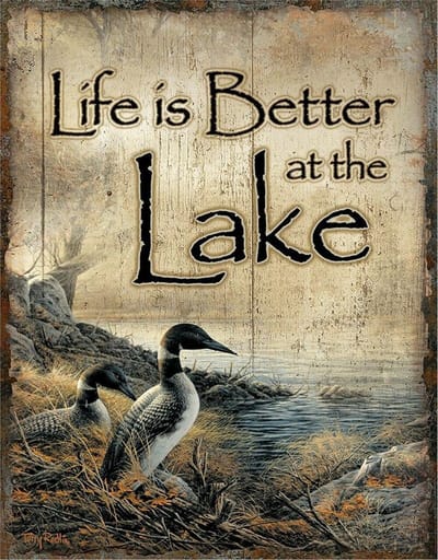 Live is Better at the Lake.  Metalen wandbord 31,5 x 40,5 cm.