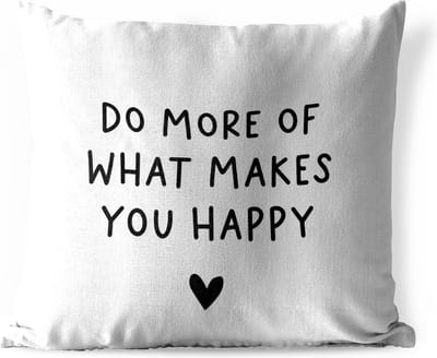 Buitenkussen Weerbestendig - Engelse quote "Do more of what makes you happy" met een hartje tegen een witte achtergrond - 50x50 cm