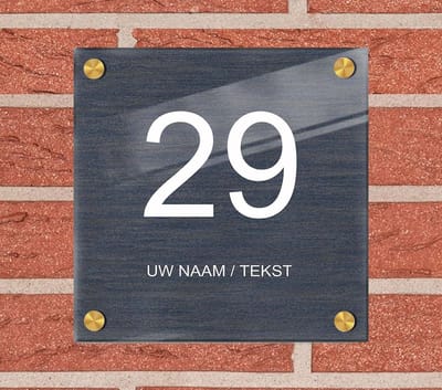 Naambordje voordeur plexiglas 25x25x0,5 cm met goud kleur afstanhouder model 1148 - Huisnummerbordje, naambordjes, naambordje huis, naamplaatjes, huisnummer bordje, originele naambordjes voordeur, huisnummerbord met naam, originele huisnummer bord