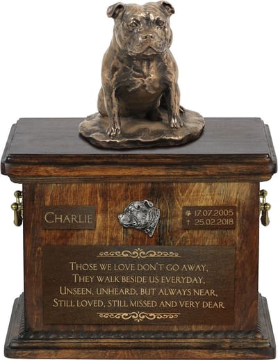 Persoonlijke urn voor Staffordshire Bull Terrier met beeldje
