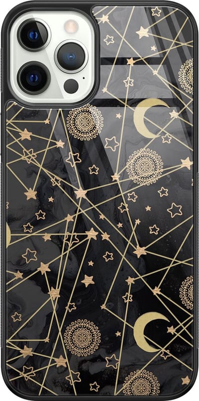 Hoesje geschikt voor iPhone 12 Pro - Sterren, zon, maan - Luxe Glazen Hardcase - Sterren - Zwart, Goud - Leuke Telefoonhoesjes