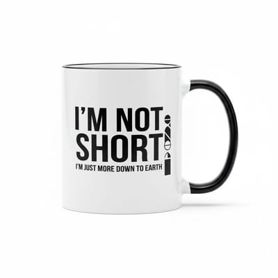 Grappige “I’m Not Short, I’m Just More Down to Earth” Mok 330ml – Humor Koffiebeker – Leuk Cadeau voor Kleine Vrienden & Collega’s