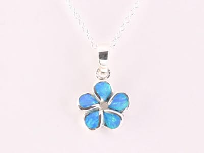 Fijne bloemvormige zilveren hanger met Australische opaal aan ketting