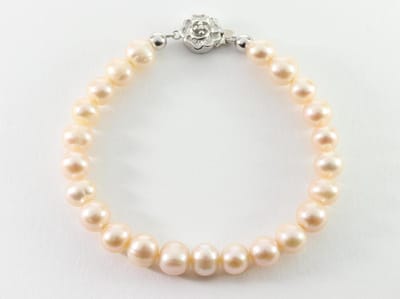 Armband met natuurlijke roze zoetwater parels en zilveren sluiting - lengte 20 cm.