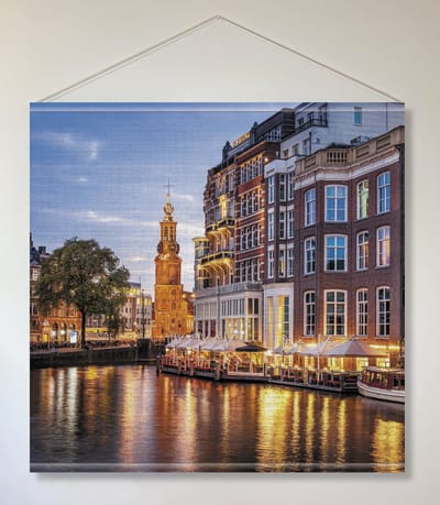 Textiel poster  Amsterdam 1  op 230 g/m2 decotex. 4/0 full colour gedrukt/ 100 x 100 cm/ 2X Houten stok  25mm houten canvas frame /  Met aanhangkoord.