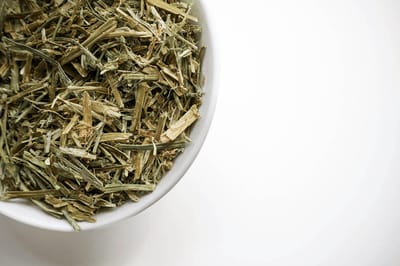 Kippenpakket.nl - Kippenvoer - Luzerne Snippers 10.8L Emmer - Heerlijke Groenvoer Kippensnack - Rijk aan Vitamines en Mineralen - Voor een Optimale Gezondheid en Darmflora