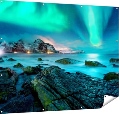 Gards Tuinposter Noorderlicht boven het Water bij Rotsen - 150x120 cm - Tuindoek - Tuindecoratie - Wanddecoratie buiten - Tuinschilderij