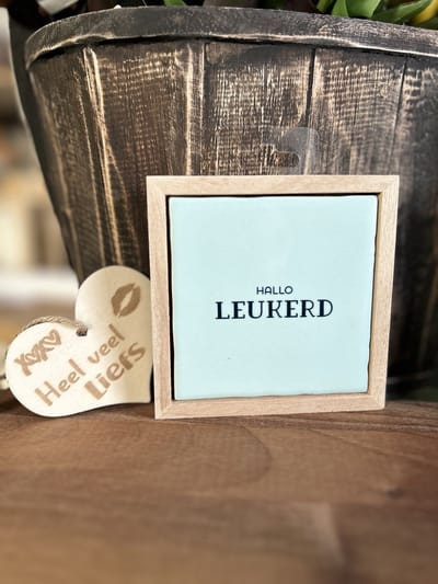 Creaties van Hier -Liefs in een lijstje Hallo leukerd met houten hartje - 12 cm – Keramiek