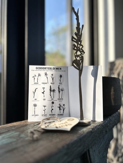 Creaties van Hier - Geboortebloem met houten hartje - Gladiool - Augustus - Zwart MDF - Hout