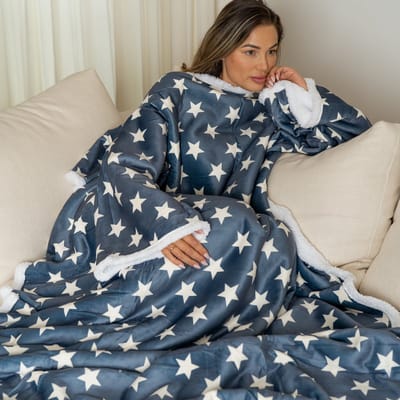 Fleece Deken met Mouwen - Plaid met Mouwen - Hoodie Deken - Hoodie Blanket - Huggle Hoodie - Snuggle Hoodie - Dekens - TV Deken - Blauw - Sterren - Dames en Heren - Volwassenen - 180x130 cm - Noodpakket - Kerstcadeau - Snuggie Moment