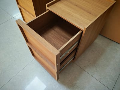 REDOM - Nachtkastje - Greeploze laden - 2 gesloten lades - Minimalistische stijl - Slaapkamer - MDF en spaanplaat - Eikenkleur - 38 x 48 x 50 cm