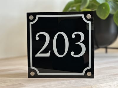 Huisnummer | huisnummerbord | klassiek | glanszwart | 20x20cm | rvs afstandhouders