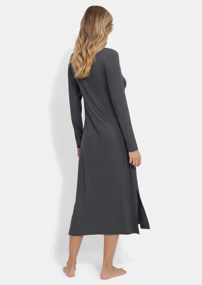 Zijdeachtig glanzend nachthemd - antraciet - Gr. XS van Goldner Fashion