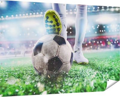 Gards Tuinposter Voetbalspeler met de Bal in het Stadion - 180x120 cm - Tuindoek - Tuindecoratie - Wanddecoratie buiten - Tuinschilderij