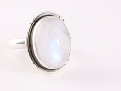 Ovale zilveren ring met regenboog maansteen - maat 17.5