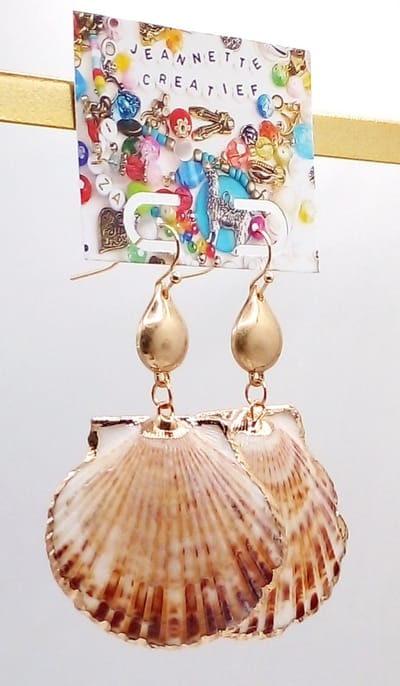 Jeannette-Creatief® - Beach - Schelp Beige Wit Goud - Dames Oorbellen - Rode Oorbellen - Oranje Oorbellen - Oorbellen - Oorhangers - Oorbellen Dames - Oorbellen met Schelpen -Sieraden - Rode Sieraden - Rode Oorbellen - Mermaidcore