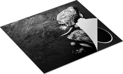Chefcare Inductie Beschermer Rood Vlees met Groentes op een Marmeren Plaat - Zwart Wit - 60x50 cm - Afdekplaat Inductie - Kookplaat Beschermer - Inductie Mat