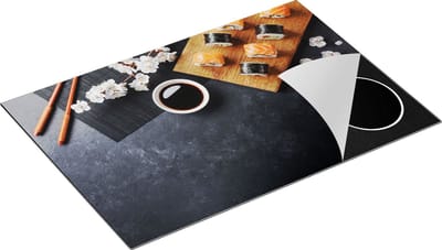 Chefcare Inductie Beschermer Sushi met Soja Saus op een Zwarte Marmeren Plaat - 75x50 cm - Afdekplaat Inductie - Kookplaat Beschermer - Inductie Mat