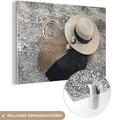 MuchoWow® Glasschilderij 150x100 cm - Schilderij acrylglas - Zomer - Strand - Hoed - Foto op glas - Schilderijen