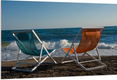 Acrylglas - Blauw en Oranje Kuipstoeltje op het Strand aan de Kust - 150x100 cm Foto op Acrylglas (Wanddecoratie op Acrylaat)