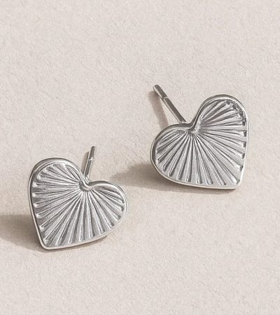 Lundholm Oorknopjes Dames Hartje Zilverkleurig Jewellery – Premium Stainless Steel – Kleine Oorbellen Hartjes Studs - Luxe Geschenkverpakking – My Romea Serie - Perfect Cadeau voor Vrouw
