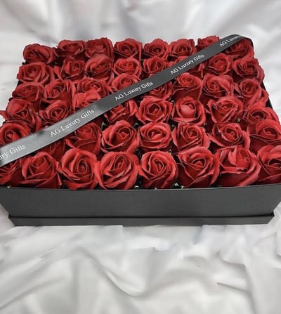 AG Luxurygifts flower box - rozen box - luxe - cadeau - rood - zwart - soap roses - Valentijnsdag