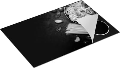 Chefcare Inductie Beschermer Spaghetti met Groentes op een Zwarte Marmeren Plaat - Zwart Wit - 80x50 cm - Afdekplaat Inductie - Kookplaat Beschermer - Inductie Mat