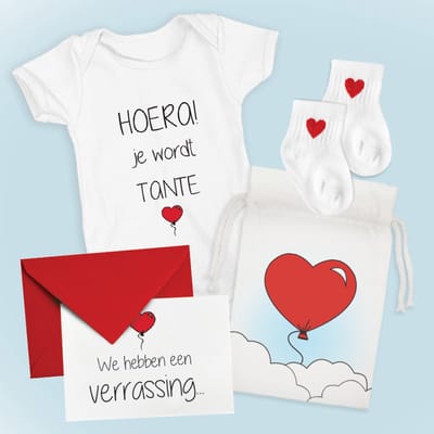 Hospitrix Cadeaupakket Baby Rompertje met Tekst Hoera! Je wordt tante met rompertje, baby sokjes en kaart in een luxe cadeauzakje | Cadeau aanstande tante | Bekendmaking | Aankondiging |